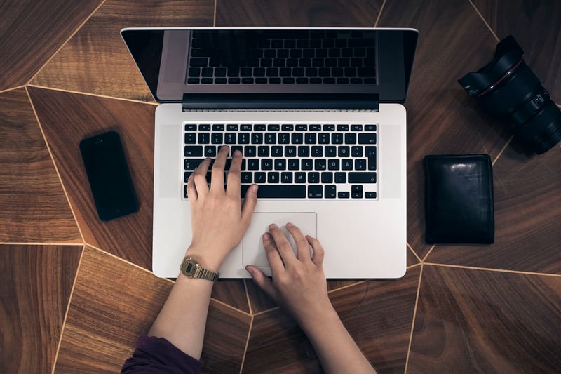 hands on laptop